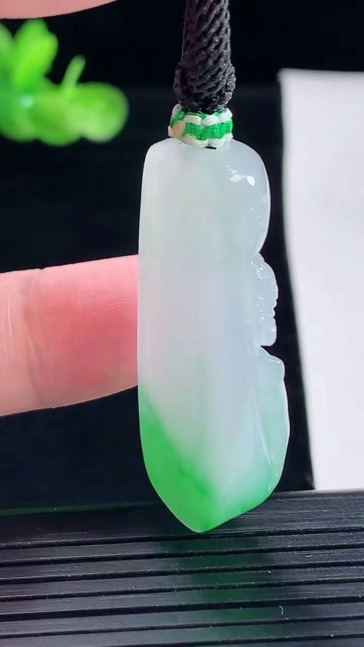 天然A货翡翠生肖羊吊坠，尺寸40.5-18-9重量:15.84g
5月9日