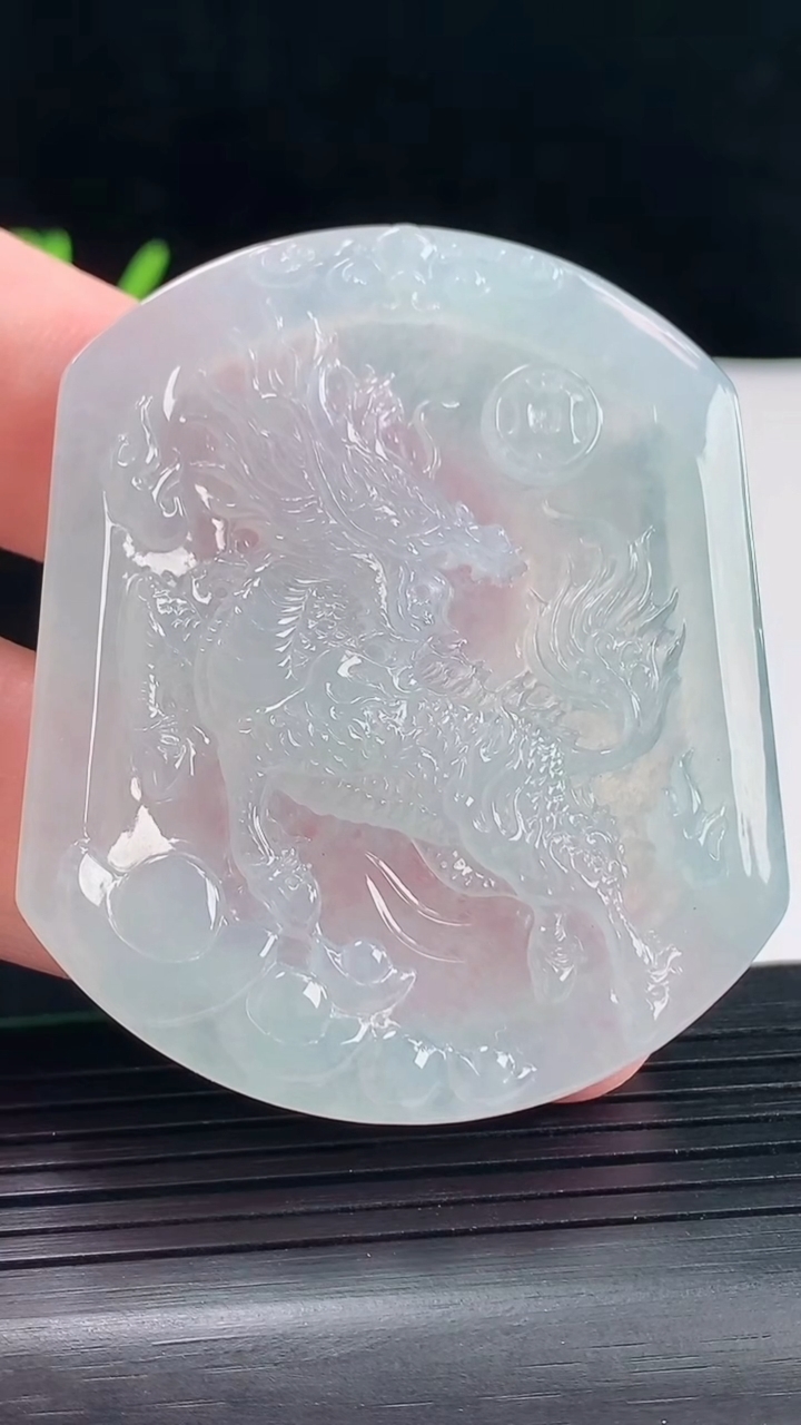 天然A货翡翠麒麟吊坠，尺寸54-46-5.5重量:28.18g
5月9日