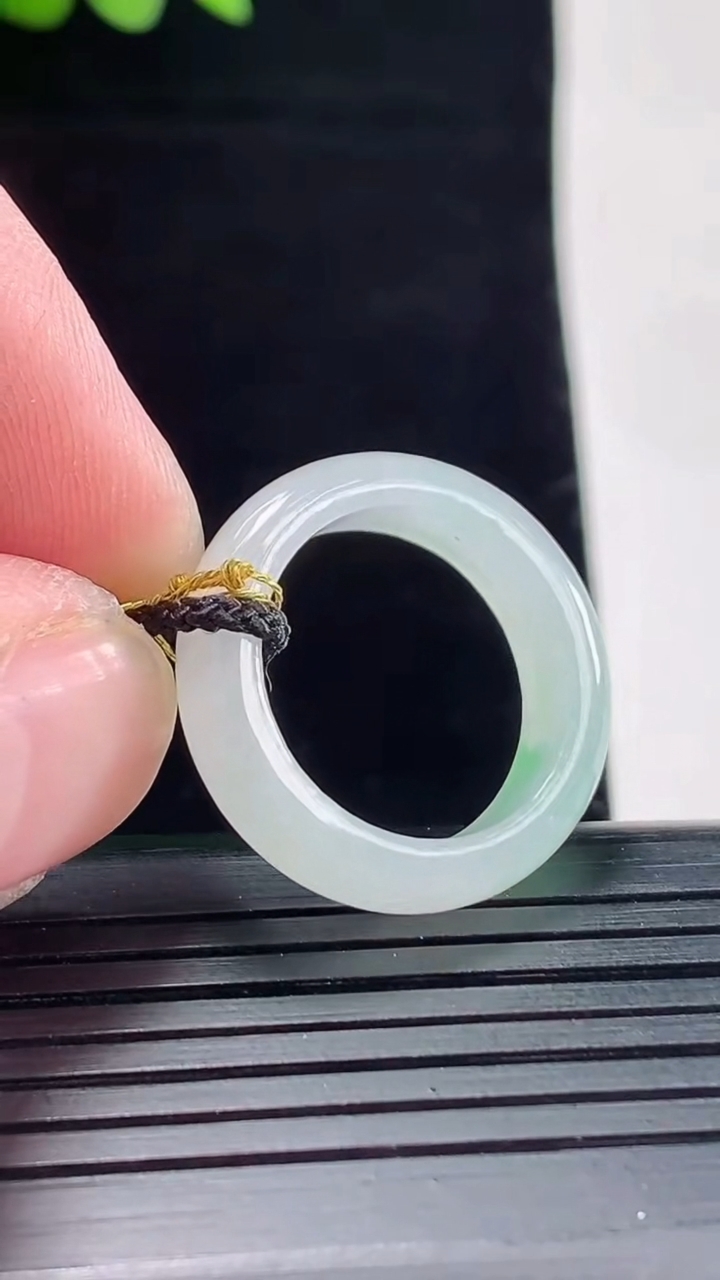 天然A货翡翠玉指环 戒指，尺寸17-5.5-3.2重量:3.28g2026年5月9日
工厂直销收藏佳品,种好水足，色泽均匀，有种有色，上手高大气！
