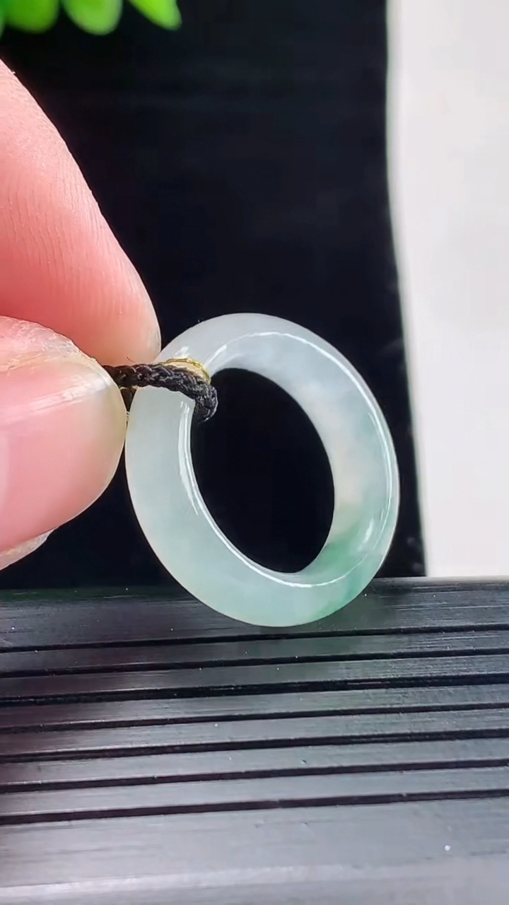 天然A货翡翠飘花玉指环 戒指，尺寸16.3-6-4重量:3.49g2026年5月9日
工厂直销收藏佳品,种好水足，色泽均匀，有种有色，上手高大气！