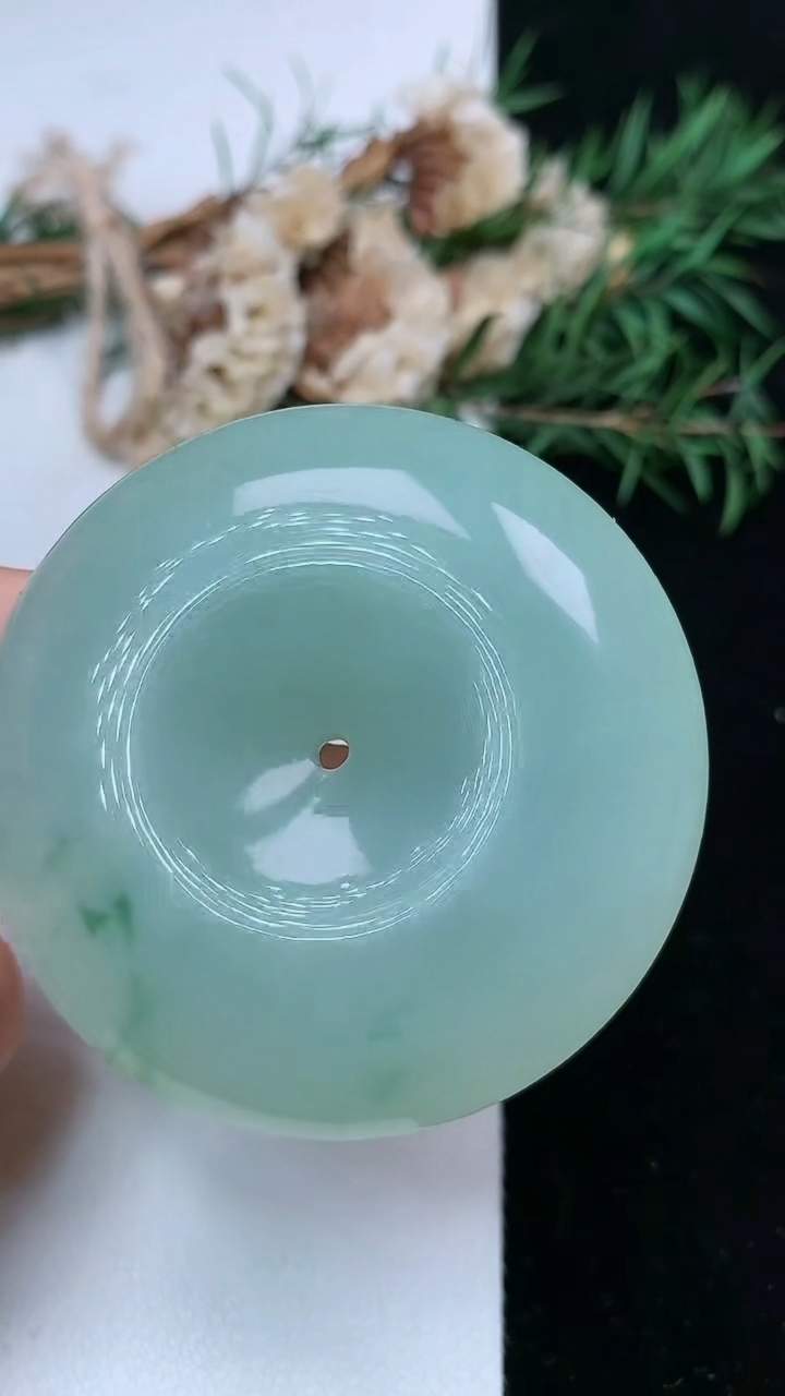天然A货翡翠飘花平安扣吊坠，尺寸48.6-12.4，重量:57.01g
5月9日