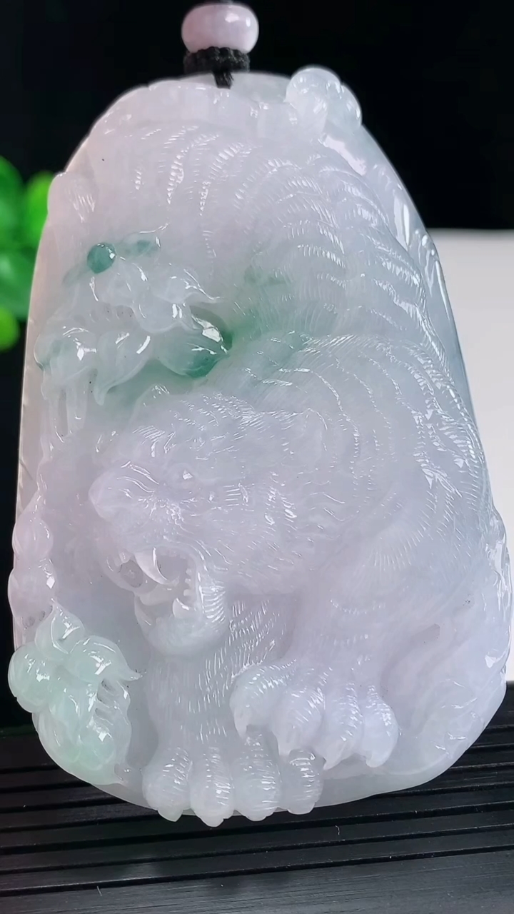天然A货翡翠飘花生肖虎吊坠，尺寸75-49-11重量:86.54g
5月9日