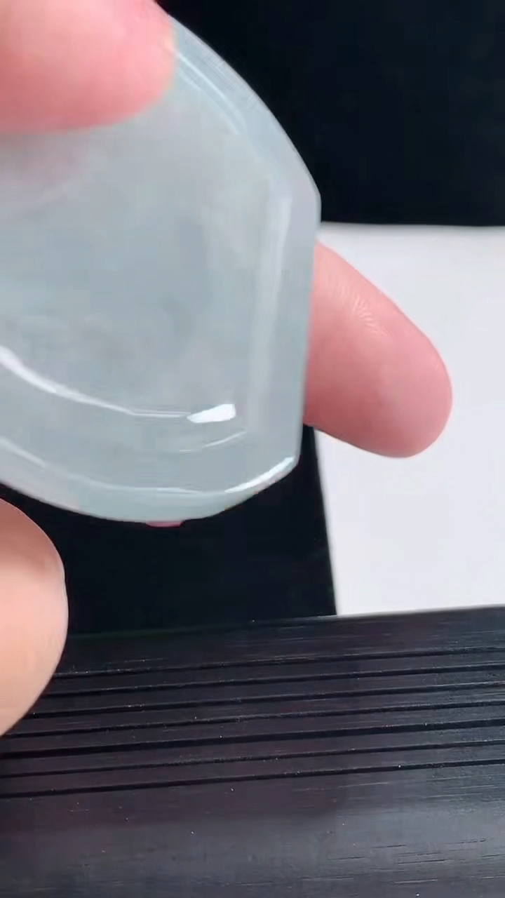 天然A货翡翠麒麟吊坠，尺寸54-46-5.5重量:28.18g
5月9日