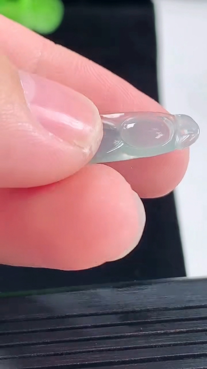 天然A货翡翠福豆吊坠，尺寸32-9-5.5重量:2.02g
5月9日