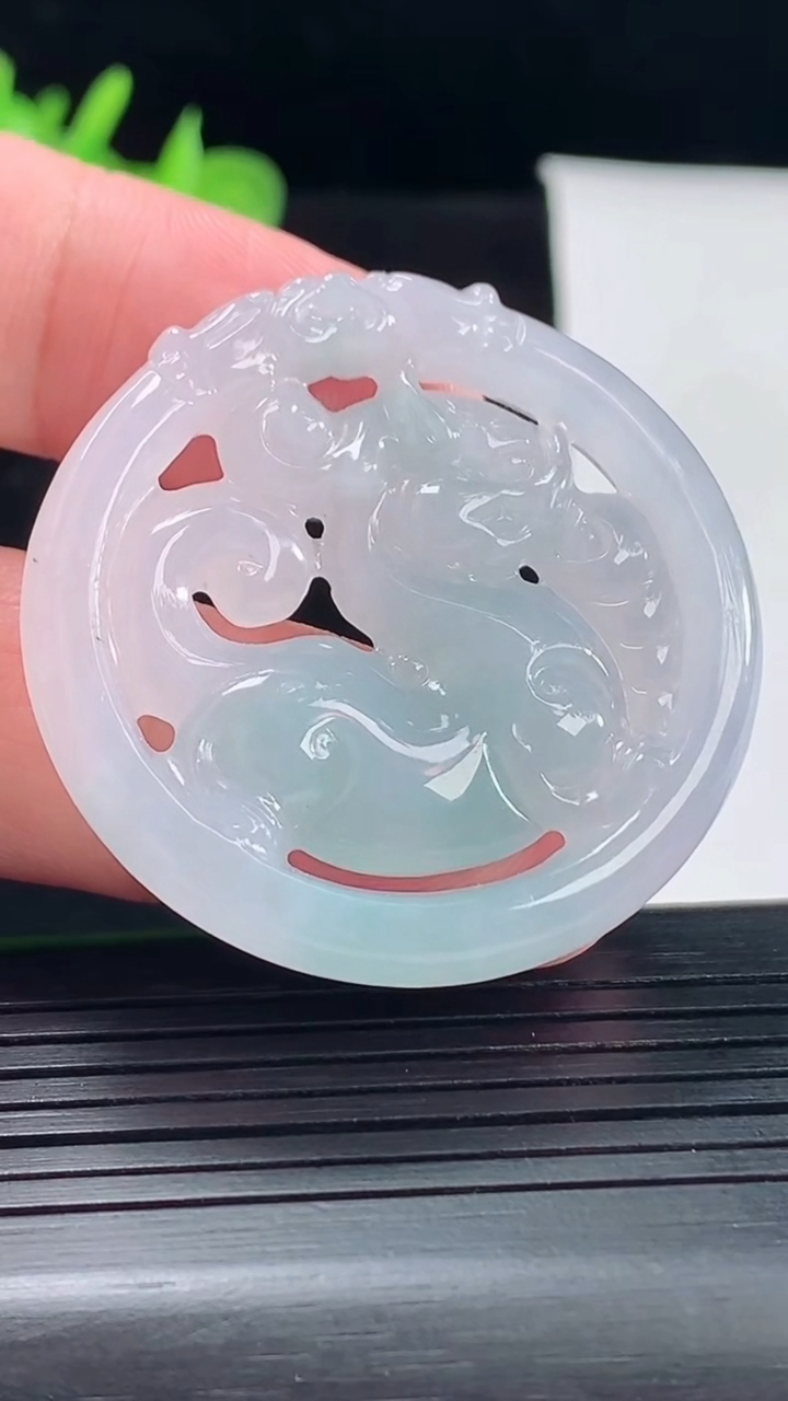 天然A货翡翠飘花仿古龙牌吊坠，尺寸40.6-6重量:16.03g
5月9日