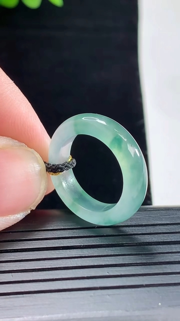天然A货翡翠冰种飘花玉指环 戒指，尺寸15.8-4.5-3.5重量:2.83g2026年5月9日
工