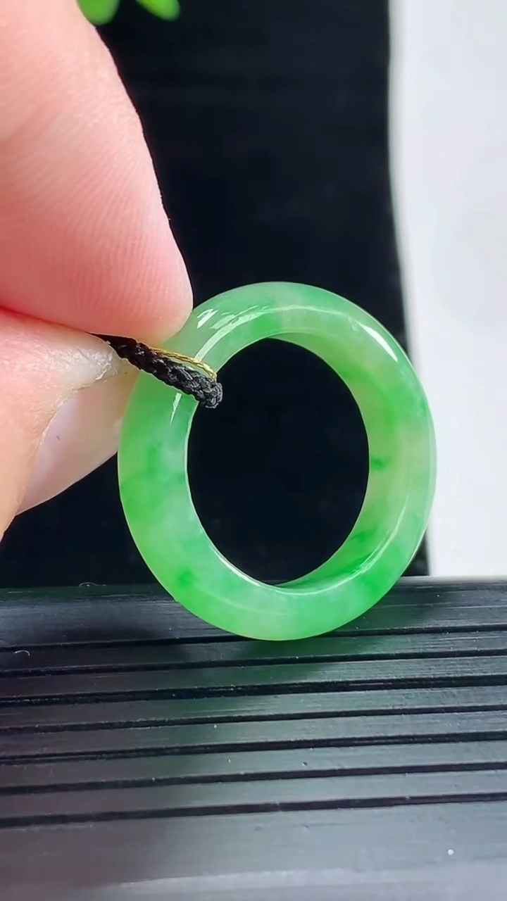 天然A货翡翠玉指环 戒指，尺寸18-5-3.5重量:3.67g2026年5月9日
工厂直销收藏佳品,种好水足，色泽均匀，有种有色，上手高大气！