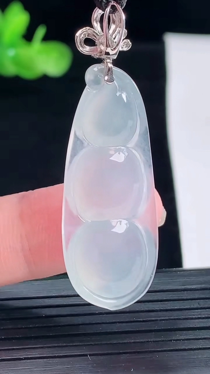 天然A货翡翠种白冰福豆吊坠，尺寸38-15.6-5.8重量:6.07g
5月9日