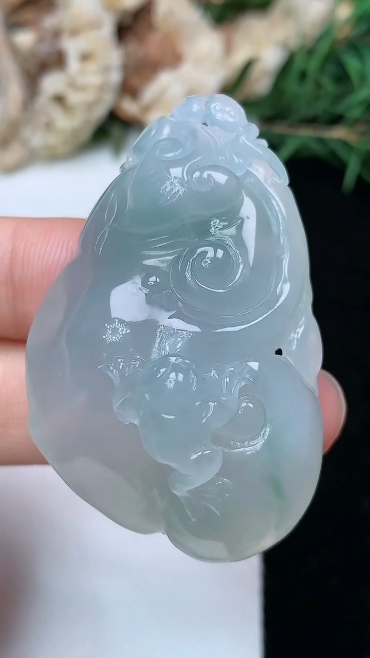 天然A货翡翠如意吊坠，尺寸45.2-28.5-13.9，重量:21.60g
5月9日