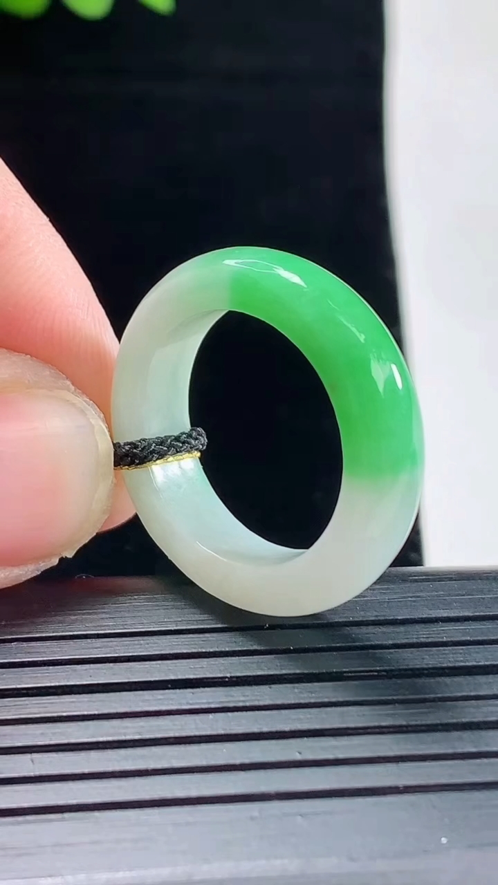 天然A货翡翠玉指环 戒指，尺寸18.5-6-4重量:4.82g2026年5月9日
工厂直销收藏佳品,