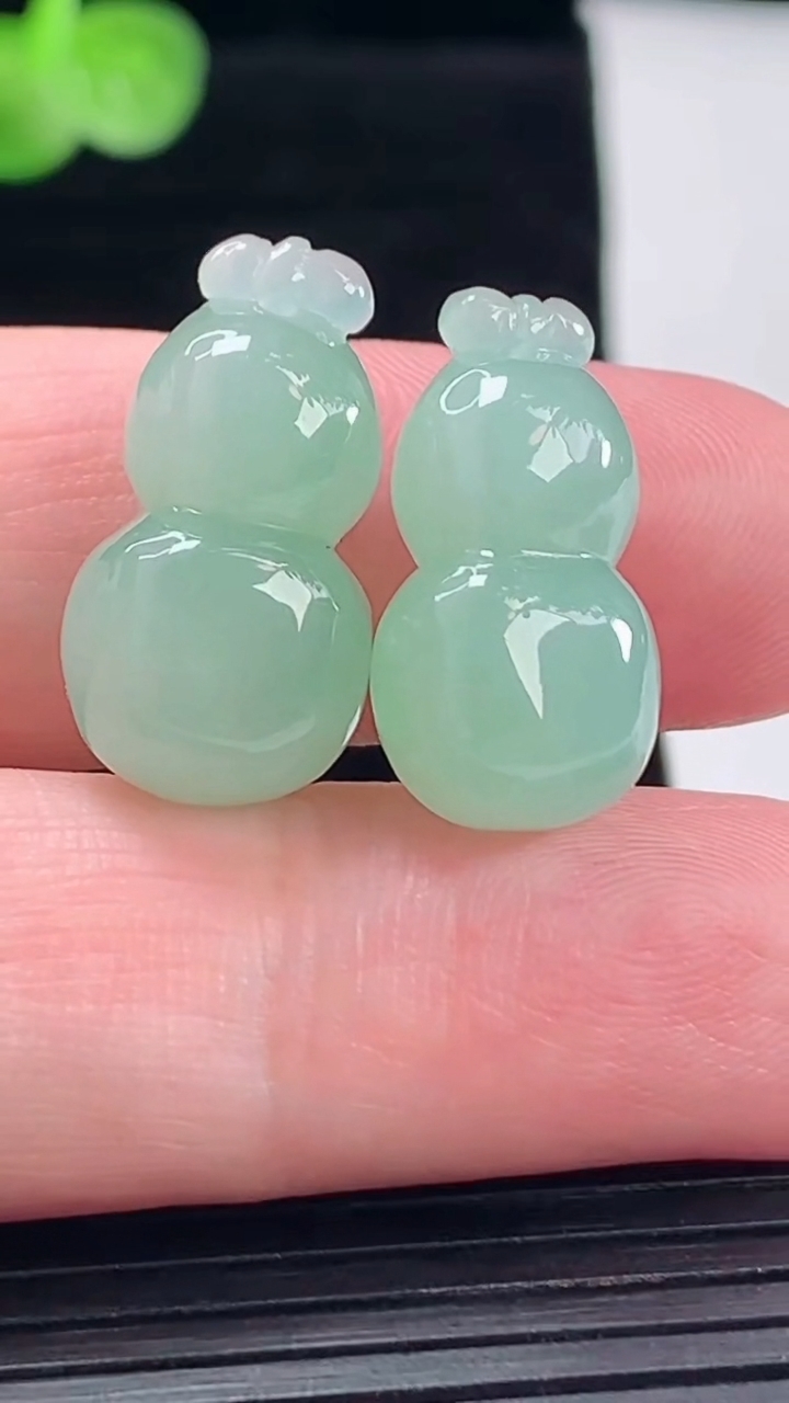天然A货翡翠葫芦吊坠一对，尺寸22.6-12-9.5重量:8.31g
5月9日