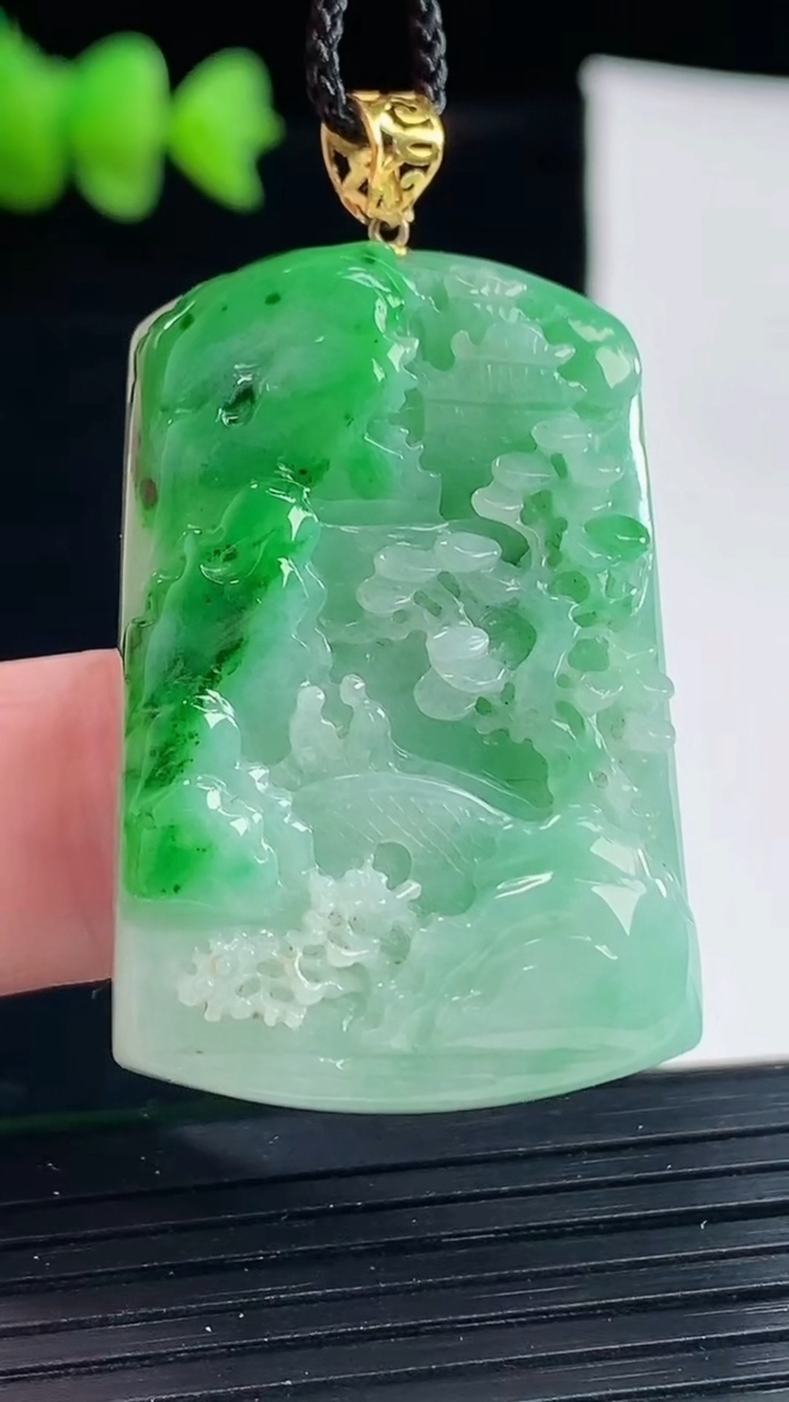 天然A货翡翠山水牌吊坠，尺寸37-25-6.2重量:13.86g
5月9日