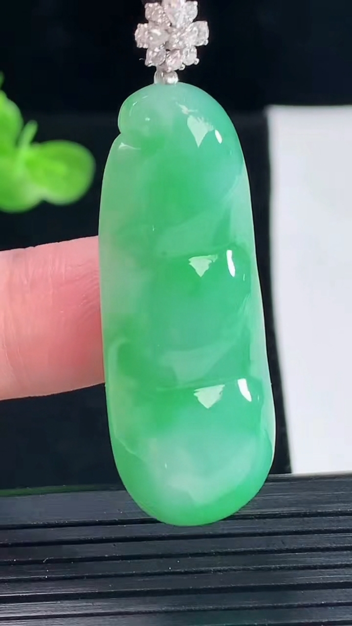 天然A货翡翠福豆吊坠，尺寸42.5-17-7.6重量:10.13g
5月9日