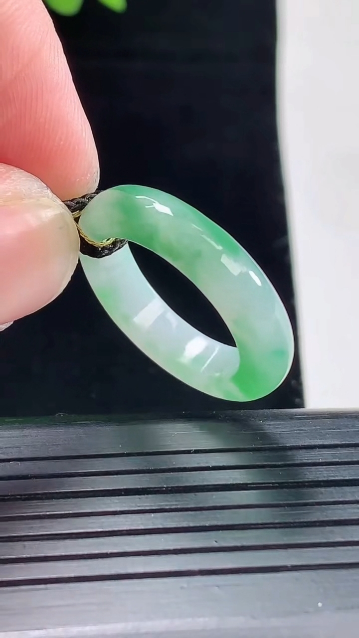 天然A货翡翠玉指环 戒指，尺寸18.3-5-3.8重量:3.91g2026年5月9日
工厂直销收藏佳品,种好水足，色泽均匀，有种有色，上手高大气！
