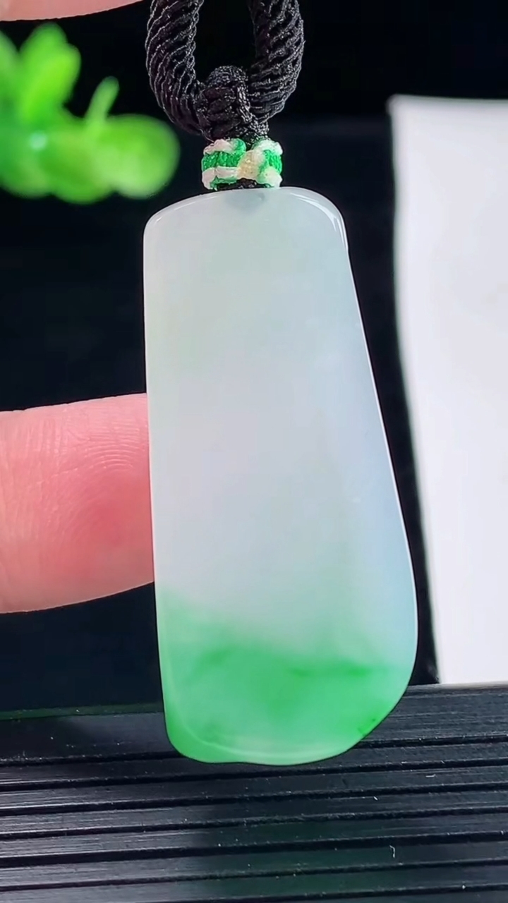 天然A货翡翠生肖羊吊坠，尺寸40.5-18-9重量:15.84g
5月9日