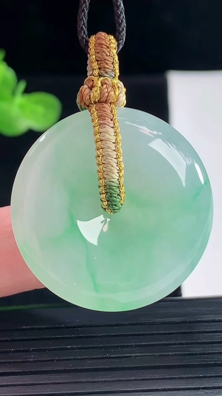 天然A货翡翠平安扣吊坠，尺寸32-6重量:13.10g
5月9日
