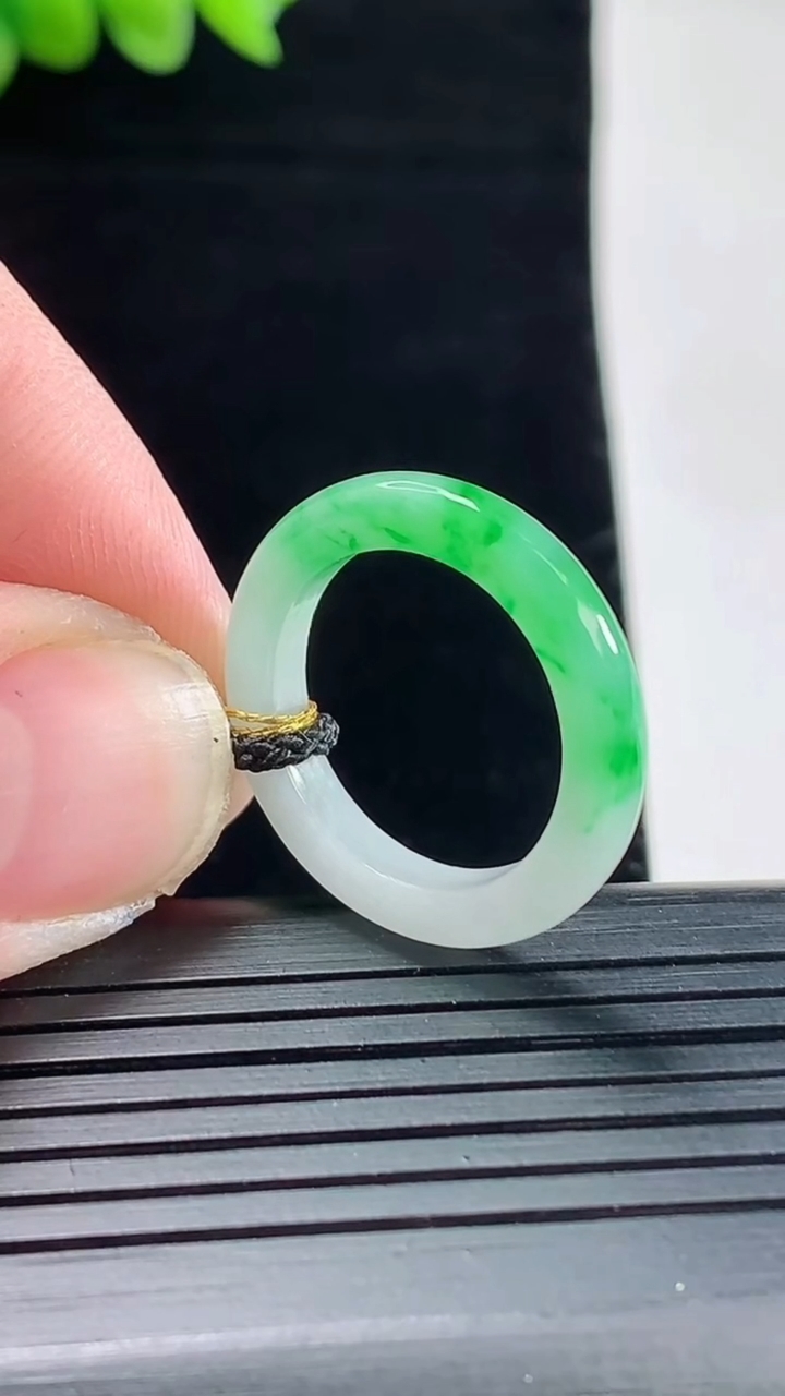 天然A货翡翠玉指环 戒指，尺寸17.3-3.6-3.5重量:2.29g2026年5月9日
工厂直销收
