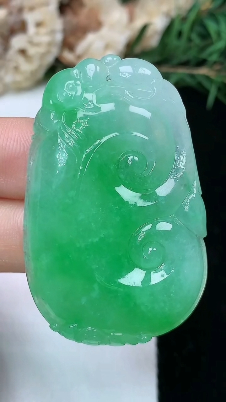 天然A货翡翠如意吊坠，尺寸44.6-28.2-6.5，重量:16.10g
5月9日