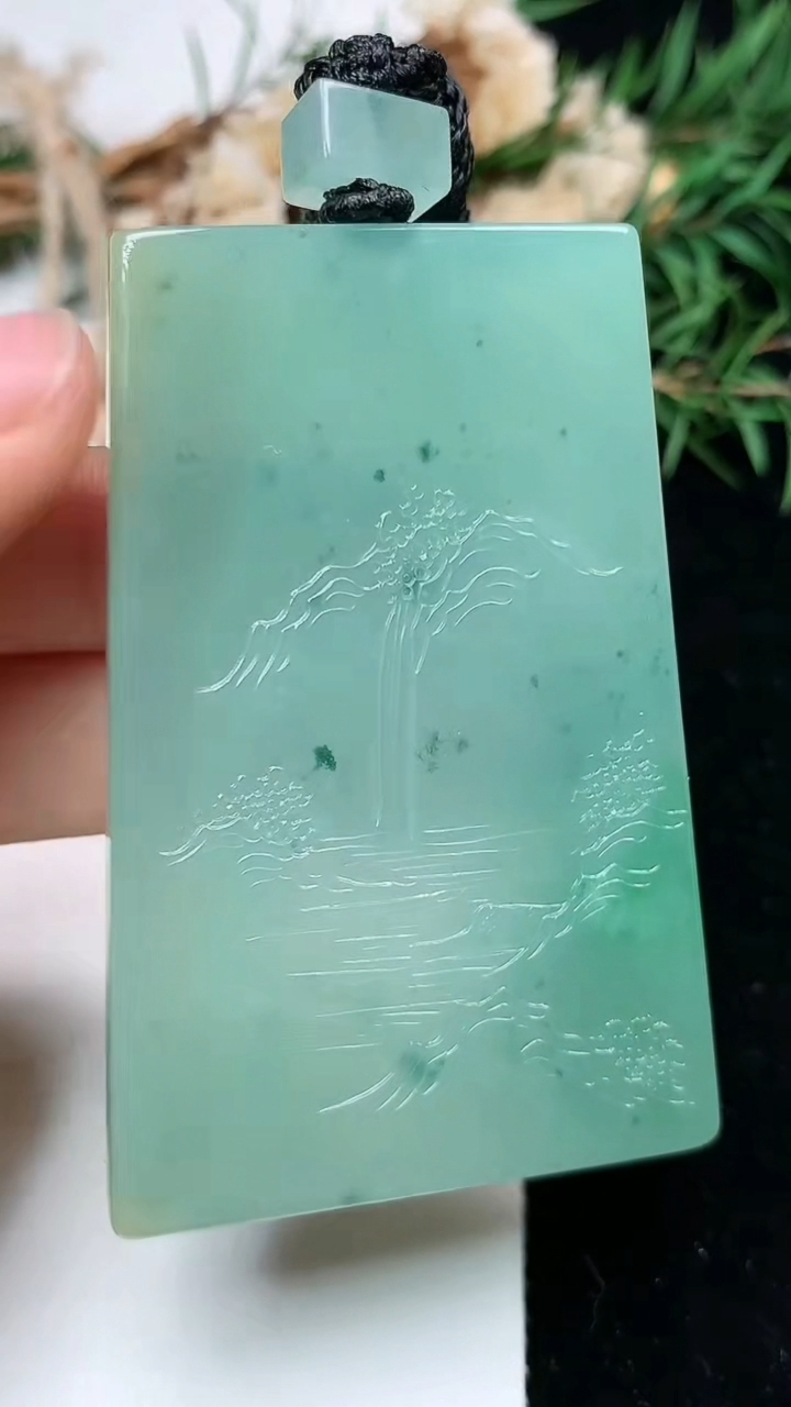 天然A货翡翠山水牌吊坠，尺寸60-39.8-5.9，重量:43.65g
5月9日
