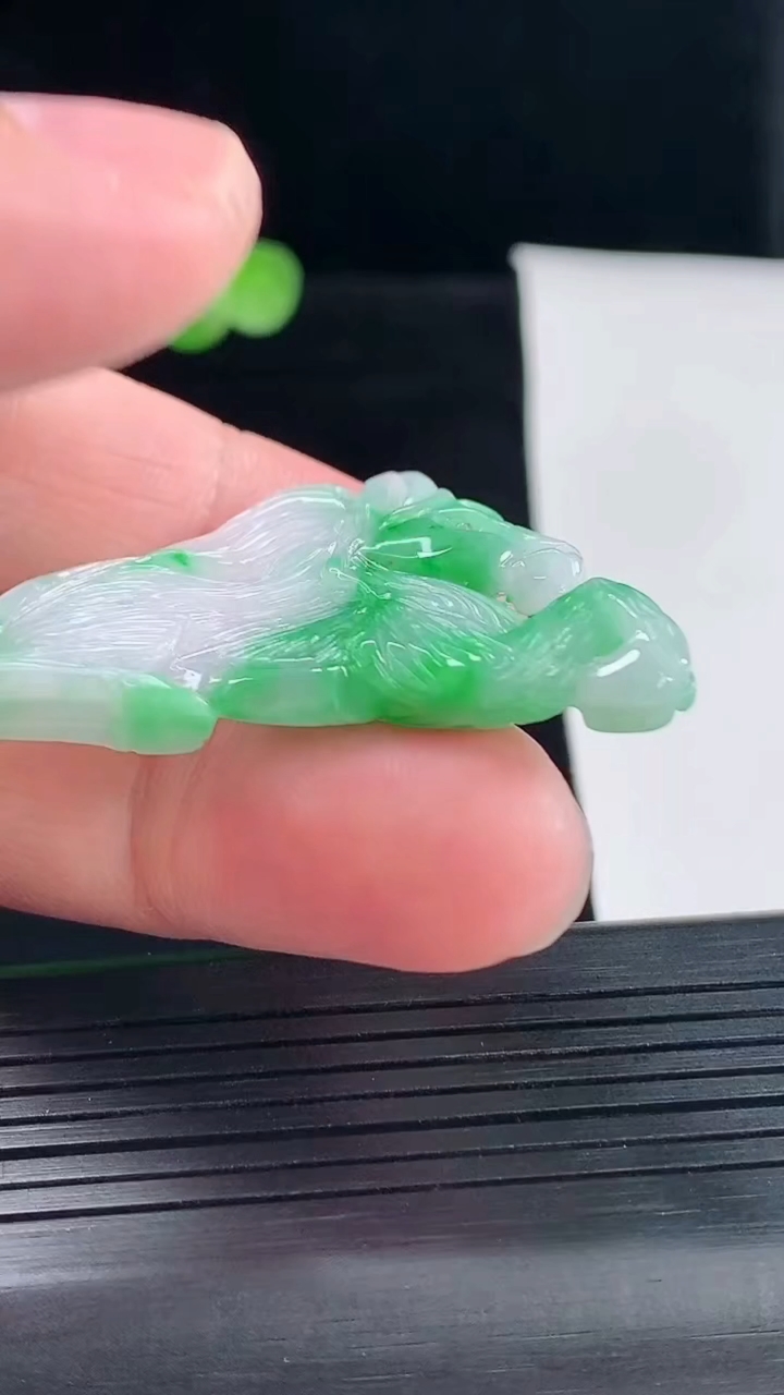 天然A货翡翠生肖马吊坠，尺寸50-29-4重量:9.90g
5月9日