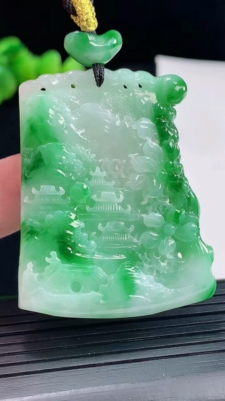 天然A货翡翠山水牌吊坠，尺寸47-38-6重量:24.11g
5月9日