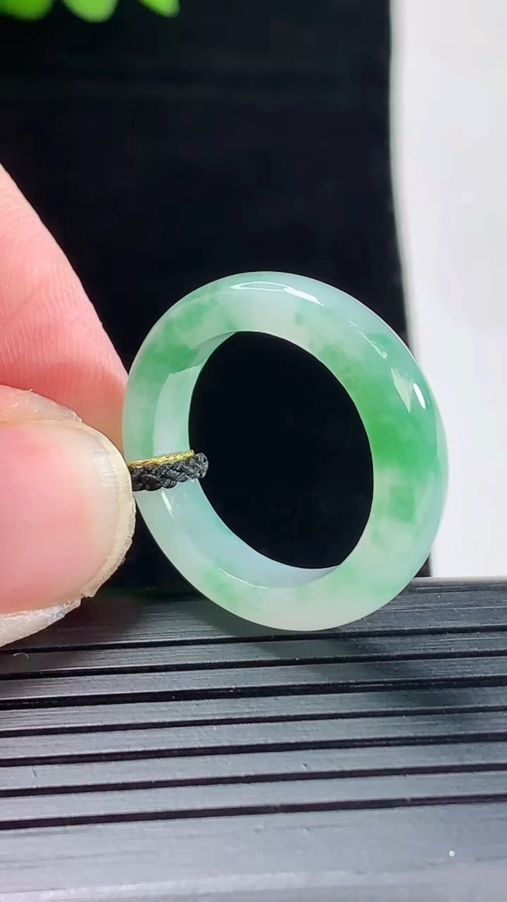 天然A货翡翠玉指环 戒指，尺寸18.3-5-3.8重量:3.91g2026年5月9日
工厂直销收藏佳