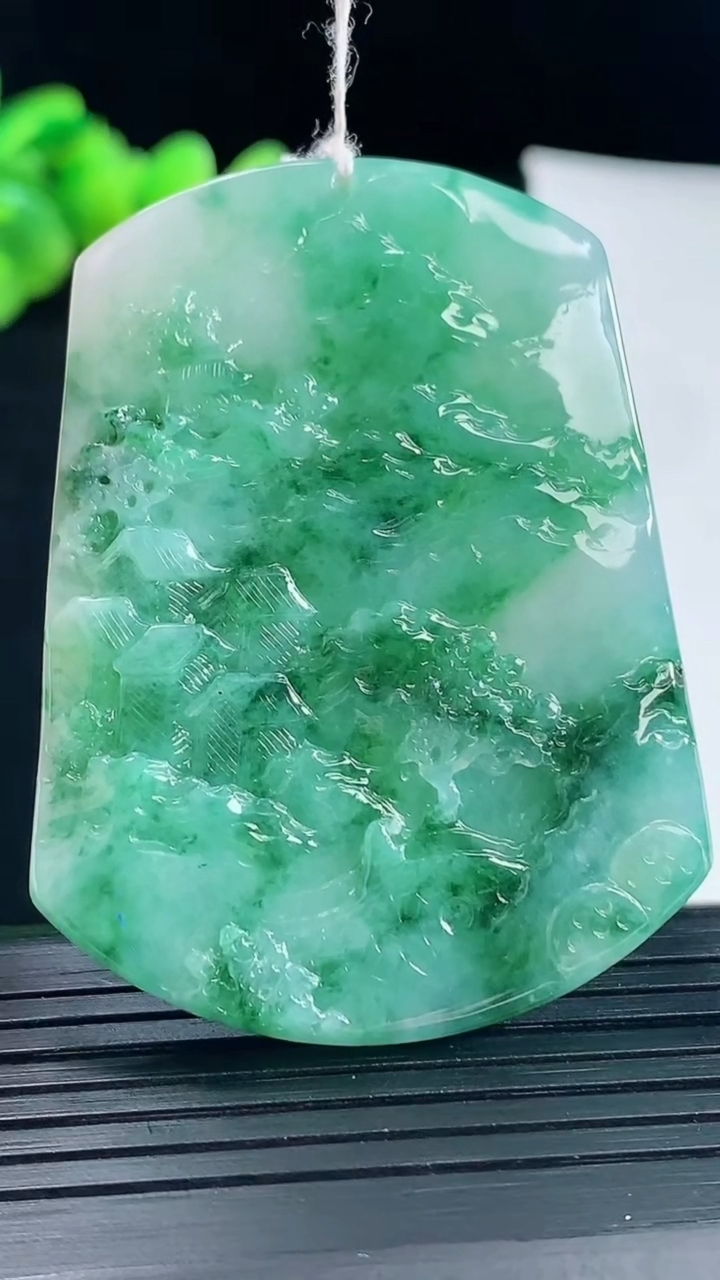 天然A货翡翠山水牌吊坠，尺寸54-40.5-5.8重量:3.141g
5月9日