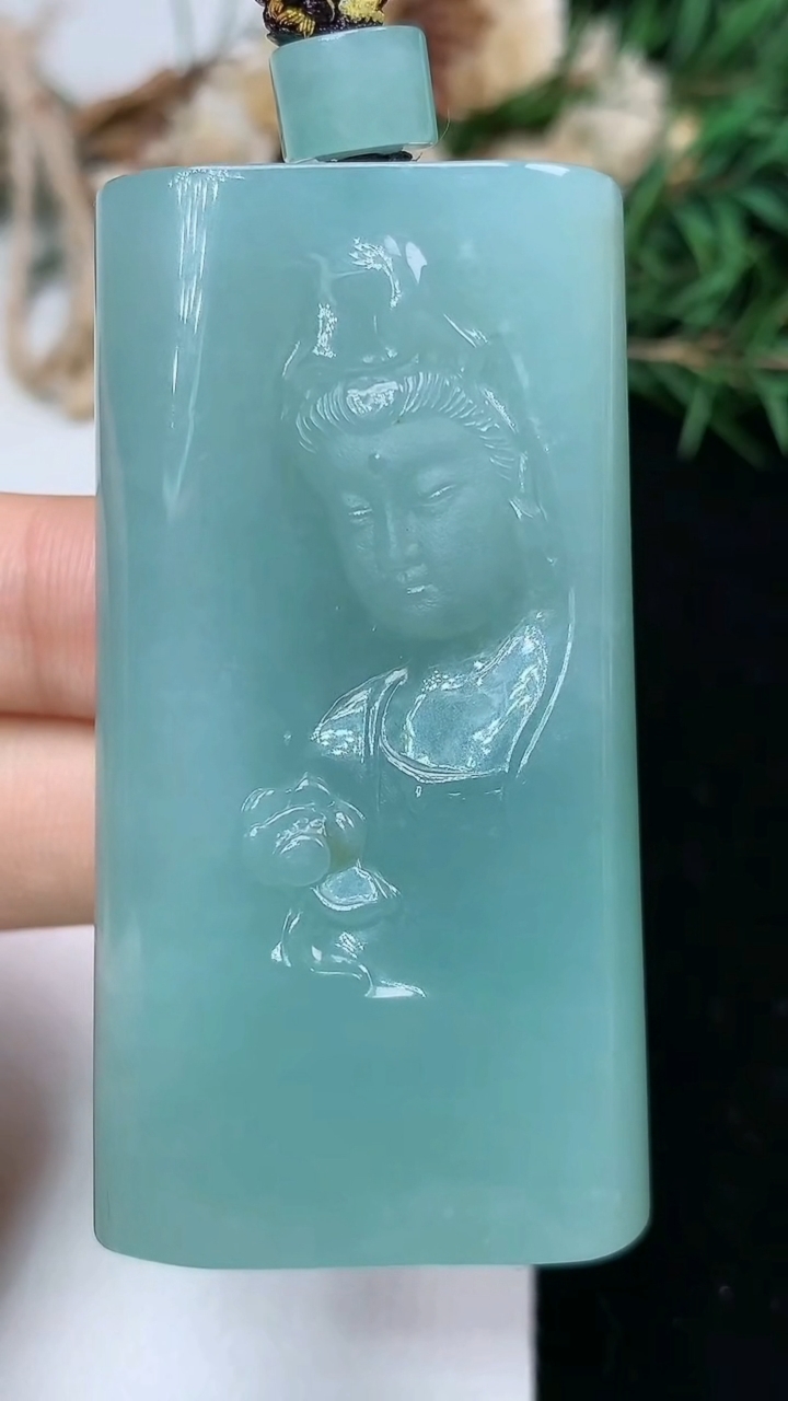 天然A货翡翠观音头吊坠，尺寸55.4-29.7-12.2，重量:57.44g
5月9日