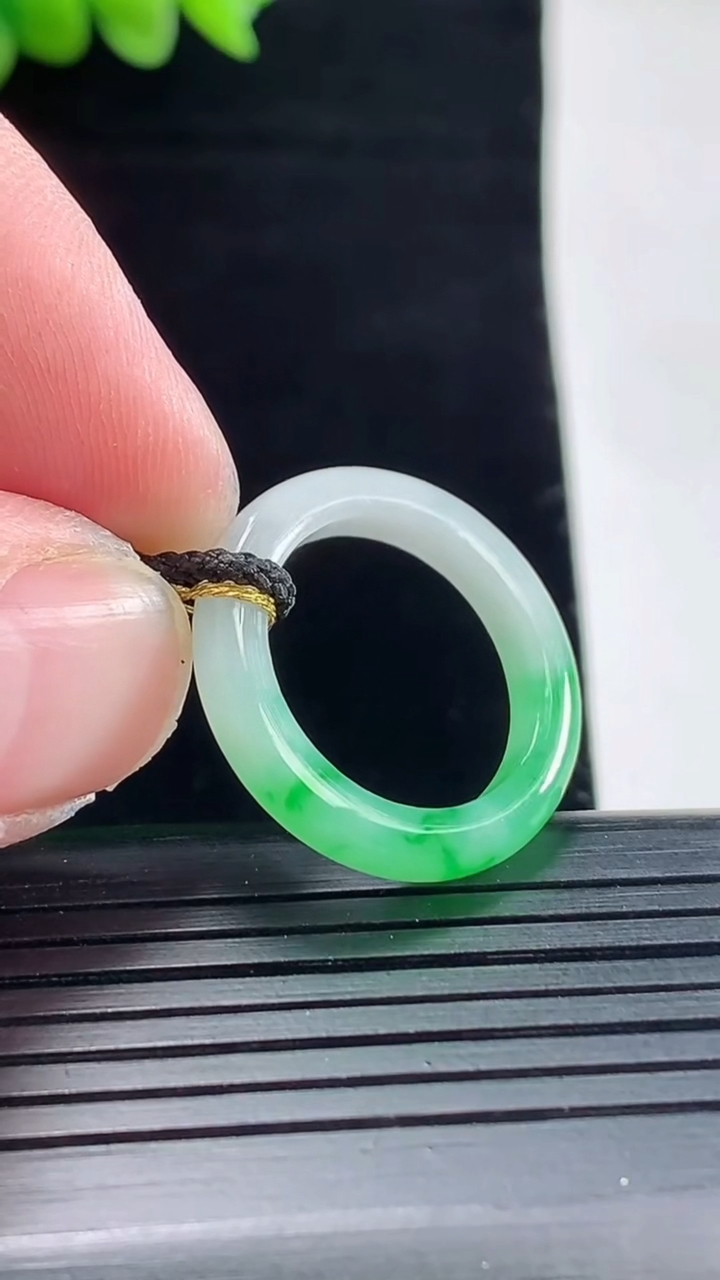 天然A货翡翠玉指环 戒指，尺寸17.3-3.6-3.5重量:2.29g2026年5月9日
工厂直销收藏佳品,种好水足，色泽均匀，有种有色，上手高大气！