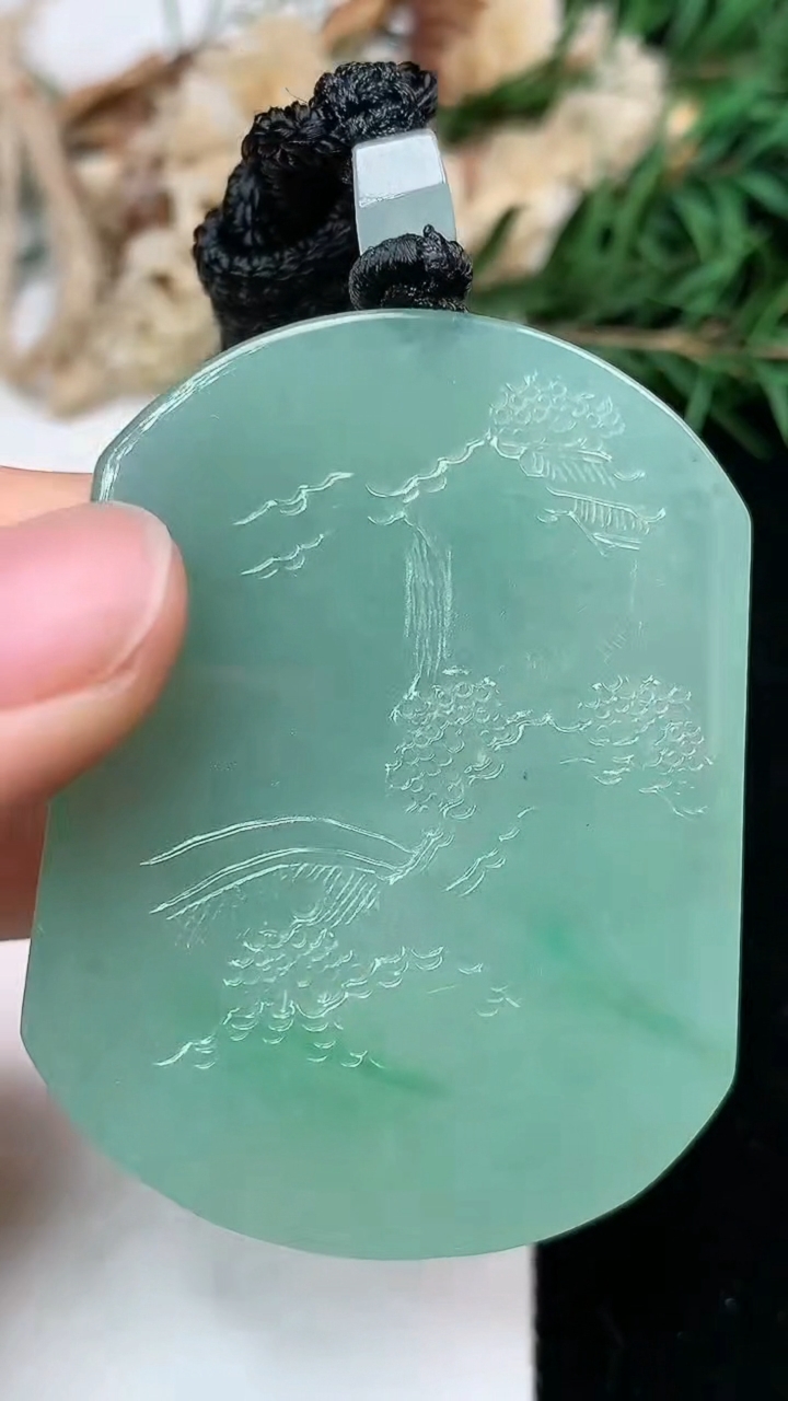 天然A货翡翠山水牌吊坠，尺寸49.2-36.7-5.6，重量:30.19g
5月9日