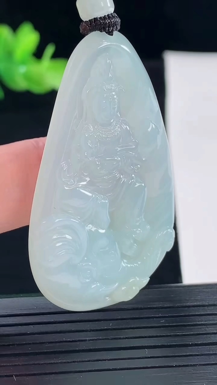 天然A货翡翠普贤菩萨吊坠，尺寸49-30-5重量:18.15g
5月9日