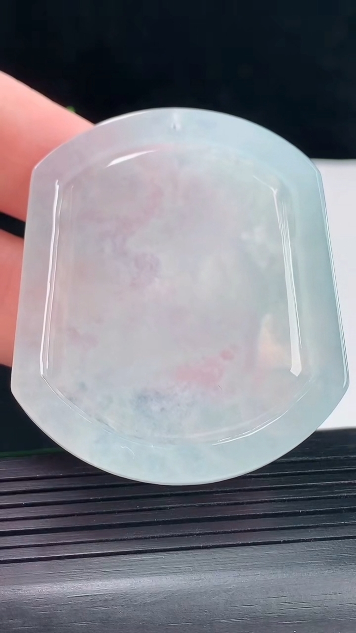 天然A货翡翠麒麟吊坠，尺寸54-46-5.5重量:28.18g
5月9日