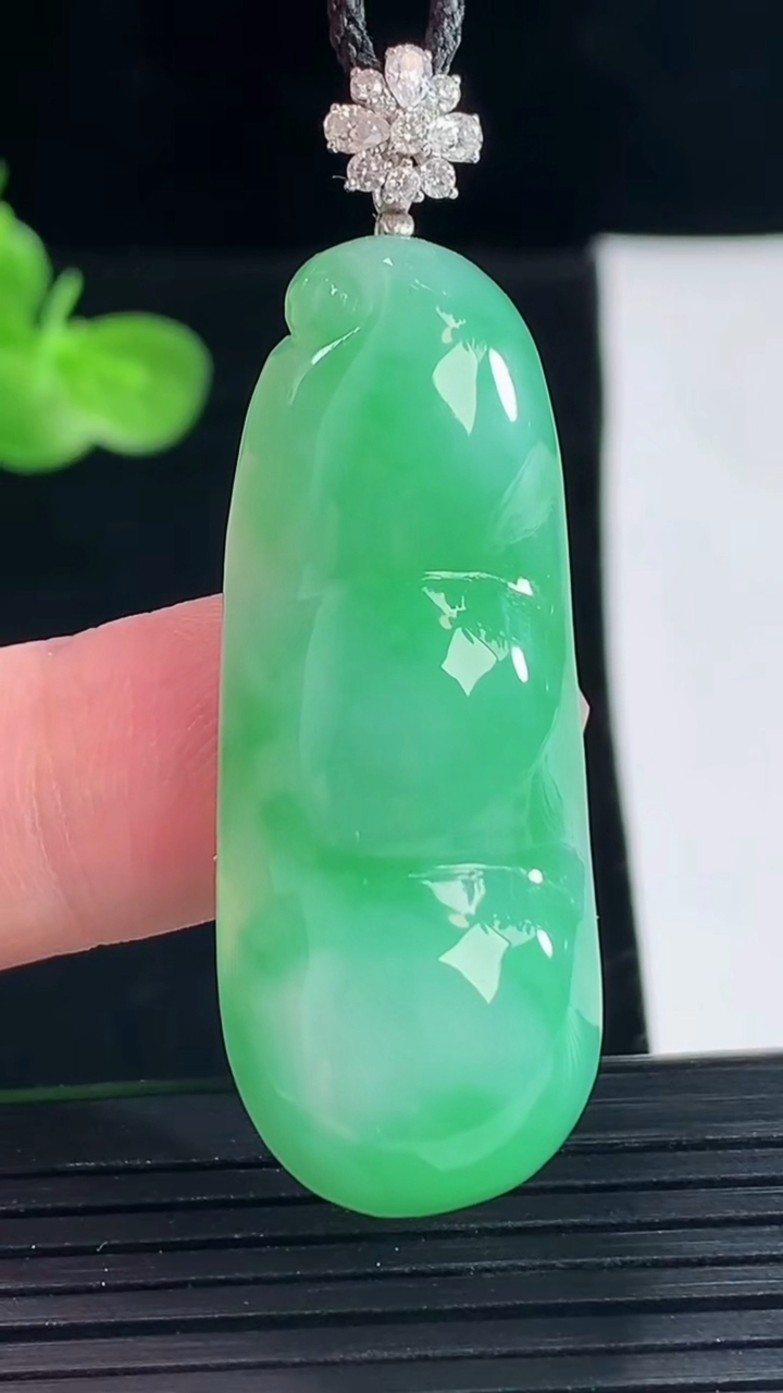 天然A货翡翠福豆吊坠，尺寸42.5-17-7.6重量:10.13g
5月9日