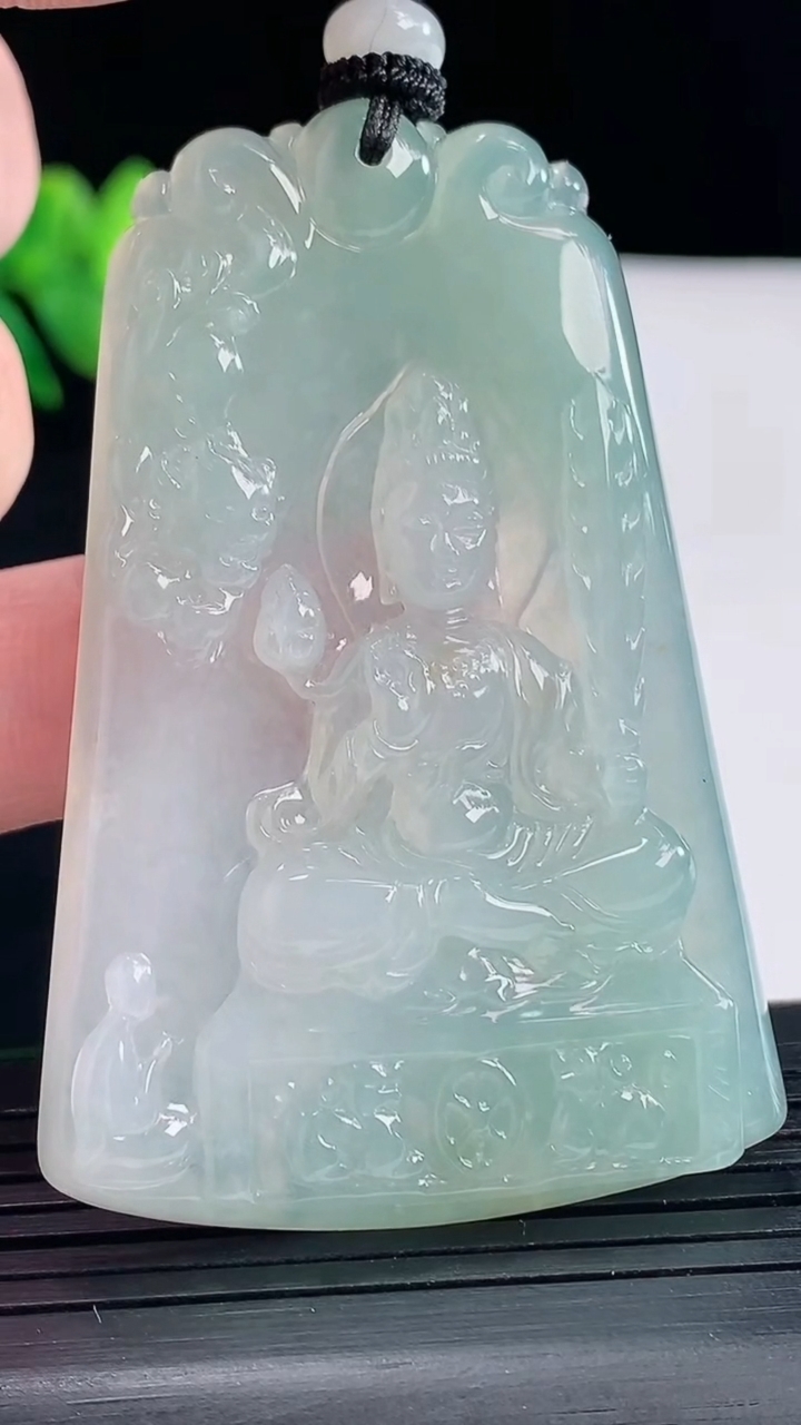 天然A货翡翠虚空藏菩萨吊坠，尺寸60-41-5重量:30.22g
5月9日