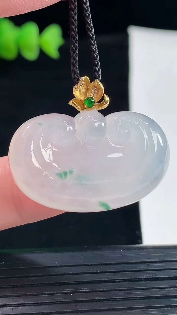 天然A货翡翠种飘花如意头吊坠，尺寸19.5-32-6.5重量:8.87g
5月9日