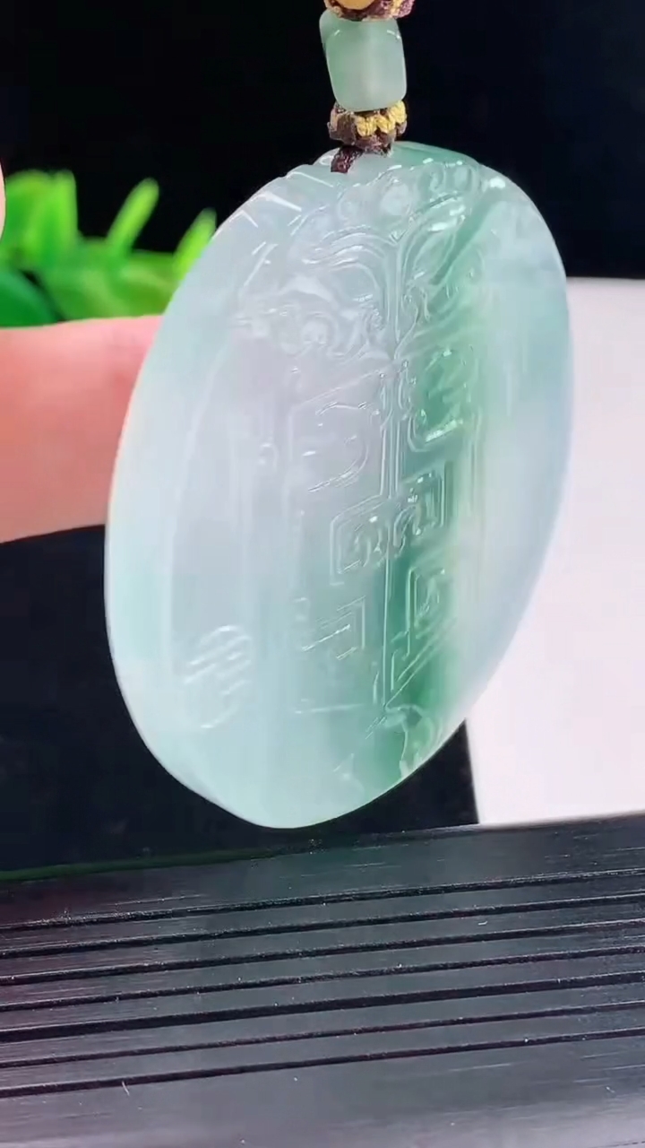 天然A货翡翠种飘花仿古无事牌吊坠，尺寸51.5-45.5-5.8重量:37.18g
5月9日