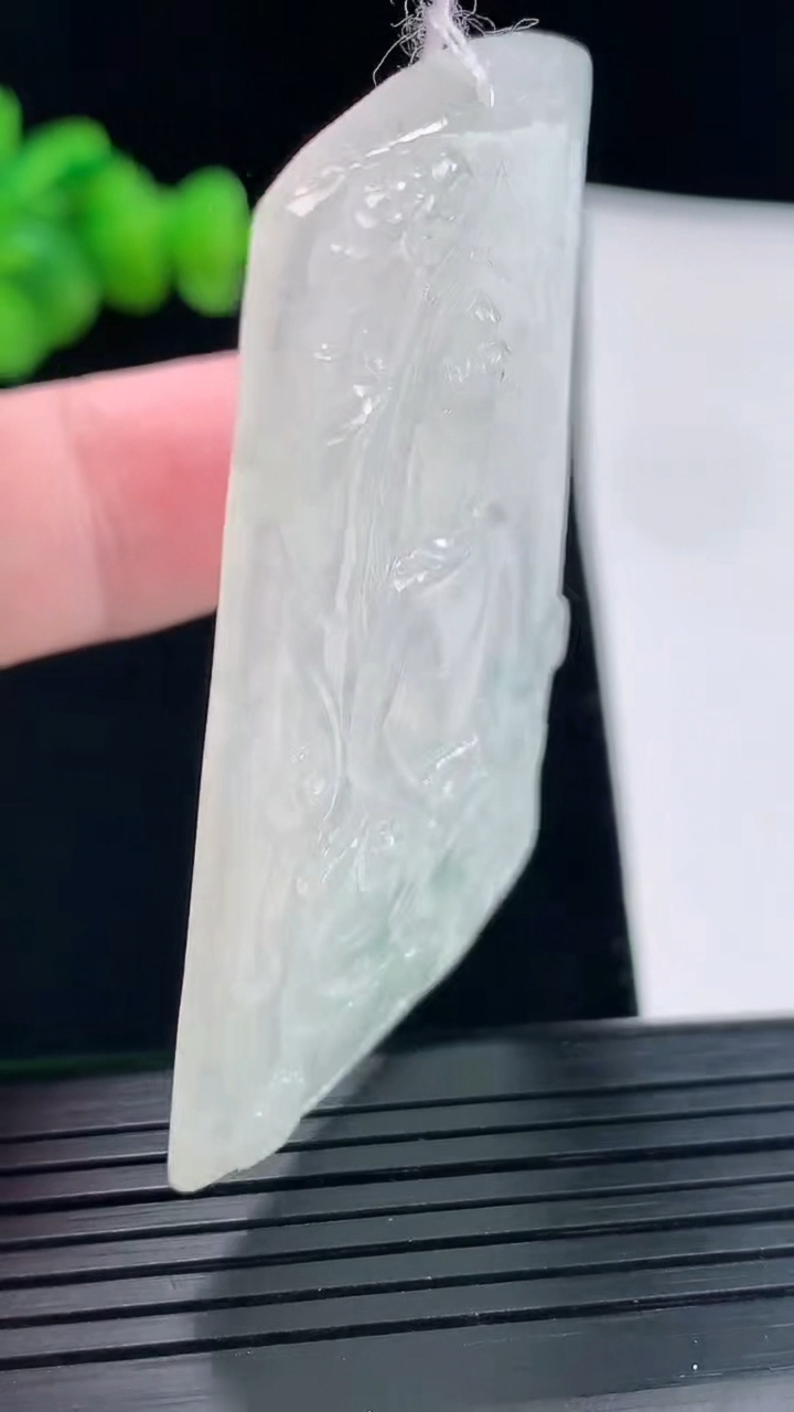 天然A货翡翠大日如来佛吊坠，尺寸57-35-4.6重量:19.28g
5月9日