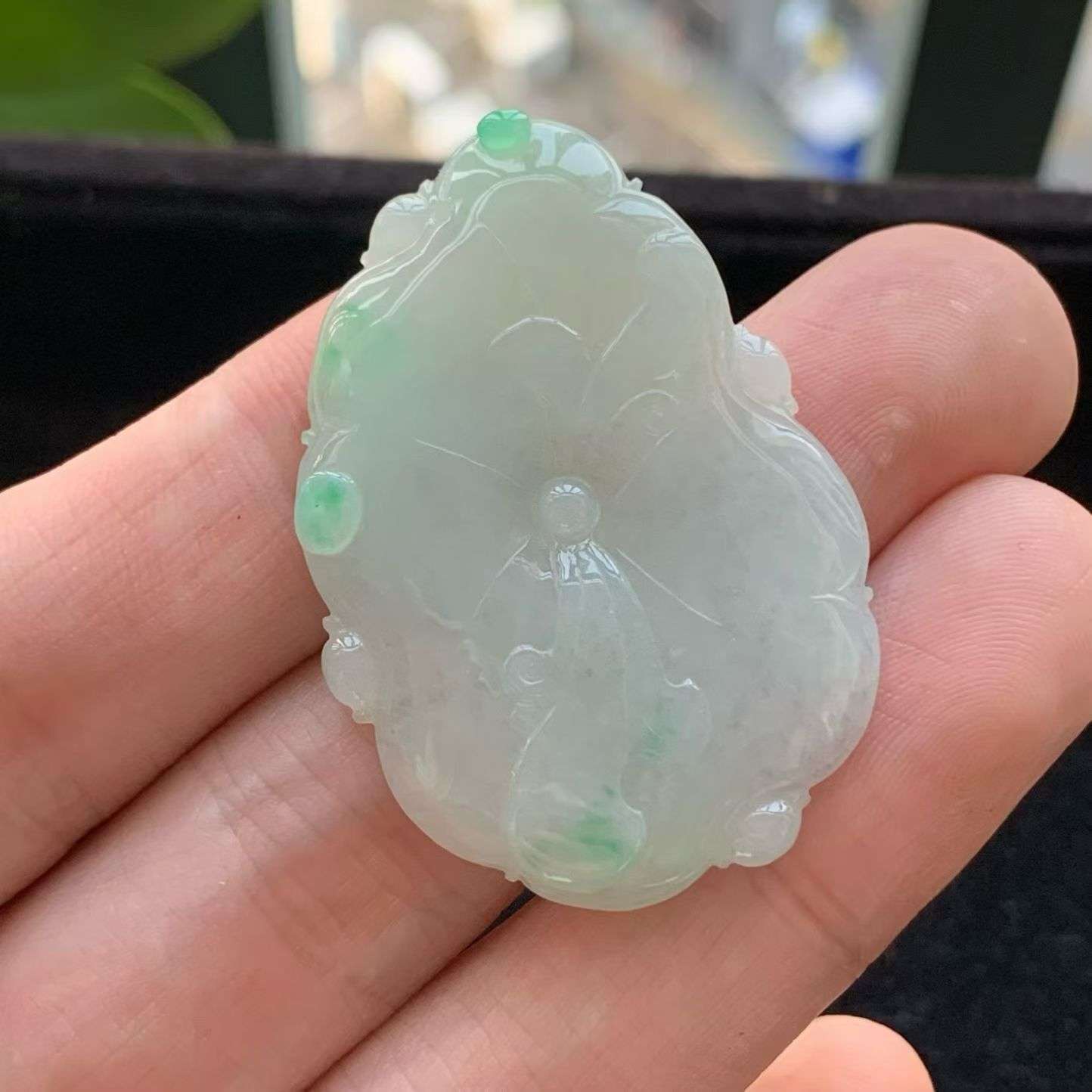 A货天然翡翠冰糯种飘绿荷花吊坠重量11.10
5月9日
