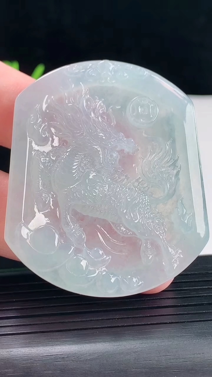 天然A货翡翠麒麟吊坠，尺寸54-46-5.5重量:28.18g
5月9日