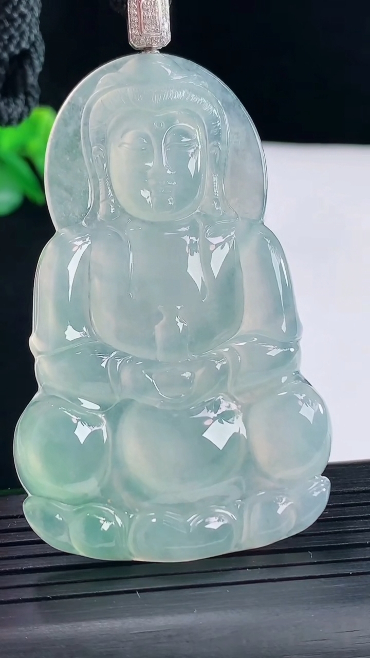 天然A货翡翠正装观音吊坠，尺寸67-41.6-5重量:30.86g
5月9日