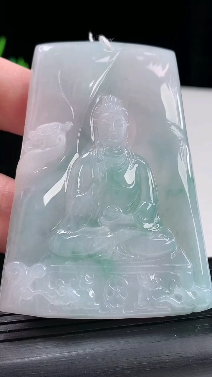天然A货翡翠阿弥陀佛吊坠，尺寸72-52-4.6重量:46.08g
5月9日