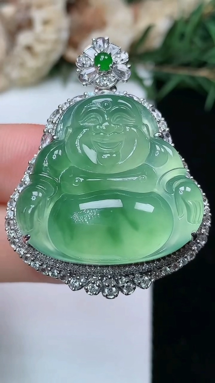 天然A货翡翠佛公吊坠，尺寸39.7-29.8-14，裸石24-25.9，重量:14.77g
5月9日