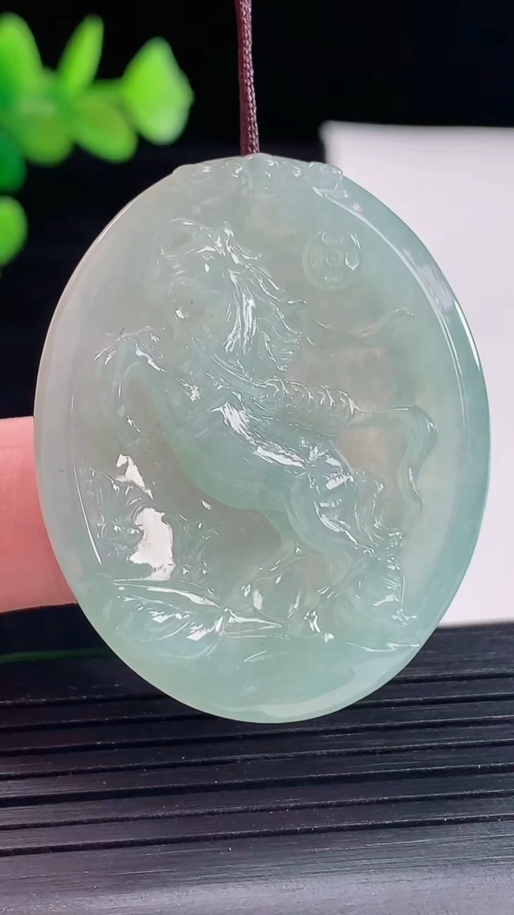 天然A货翡翠生肖马吊坠，尺寸41-33.6-6重量:15.10g
5月9日