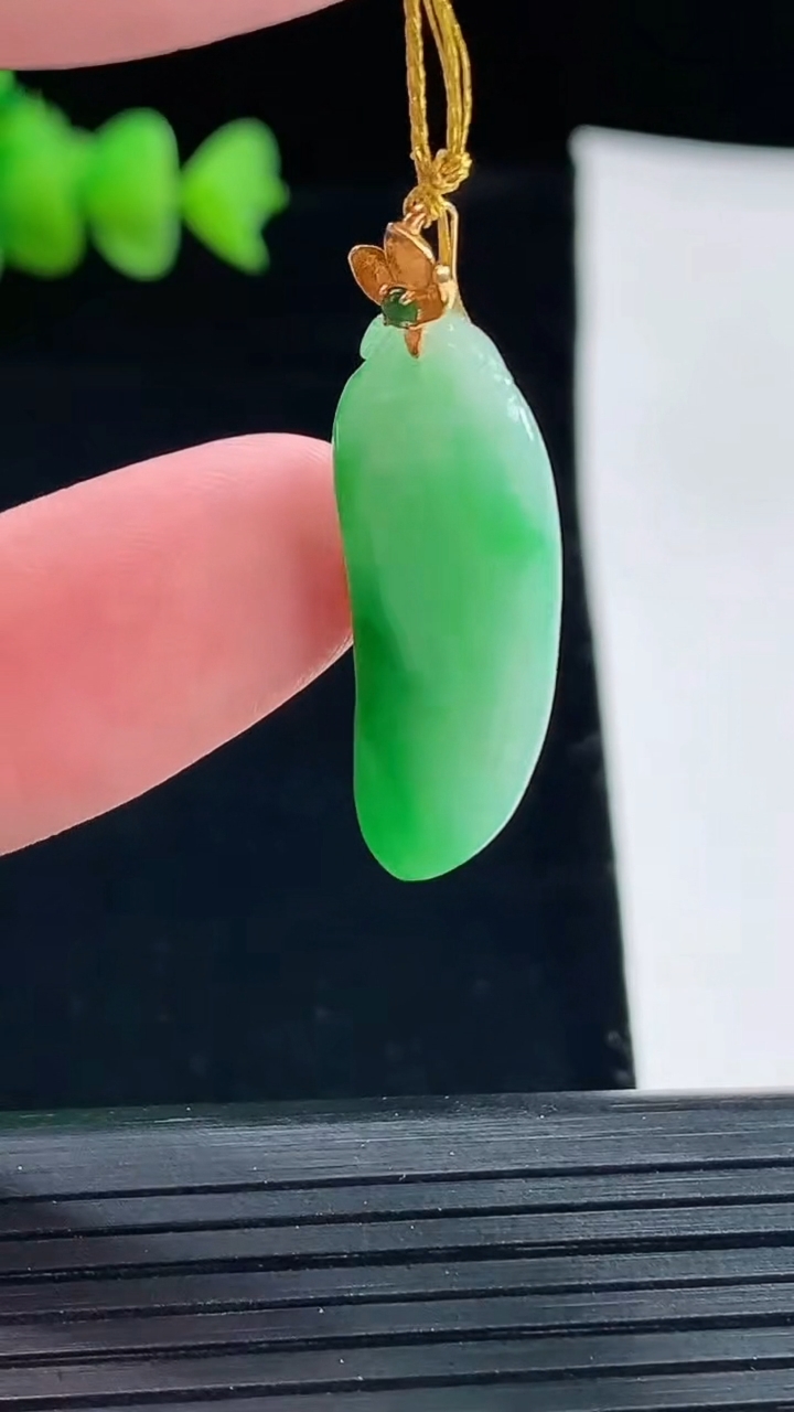 天然A货翡翠福瓜吊坠，尺寸27.5-10.6-8.5重量:4.56g
5月9日
