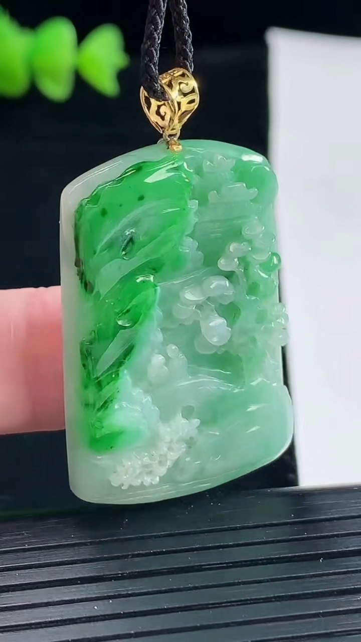 天然A货翡翠山水牌吊坠，尺寸37-25-6.2重量:13.86g
5月9日