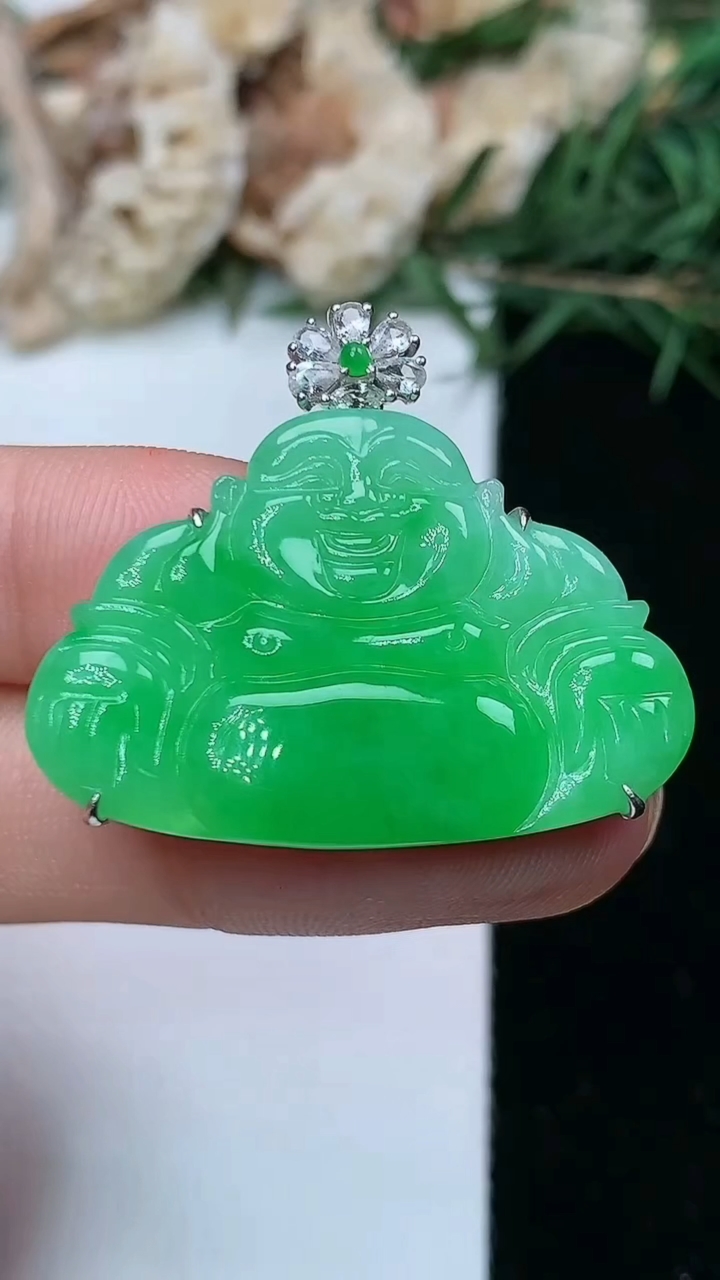天然A货翡翠佛公吊坠，尺寸21.5-32-5.4，重量:5.86g
5月9日