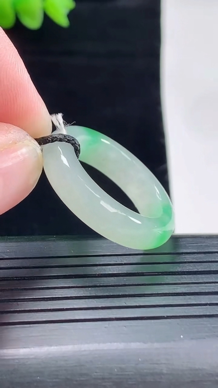 天然A货翡翠玉指环 戒指，尺寸19.3-6-4.2重量:5.63g2026年5月9日
工厂直销收藏佳品,种好水足，色泽均匀，有种有色，上手高大气！