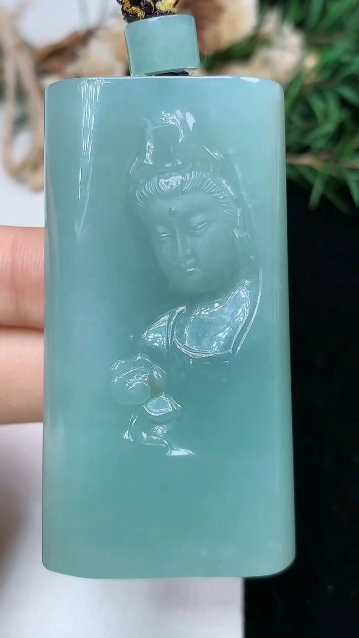 天然A货翡翠观音头吊坠，尺寸55.4-29.7-12.2，重量:57.44g
5月9日