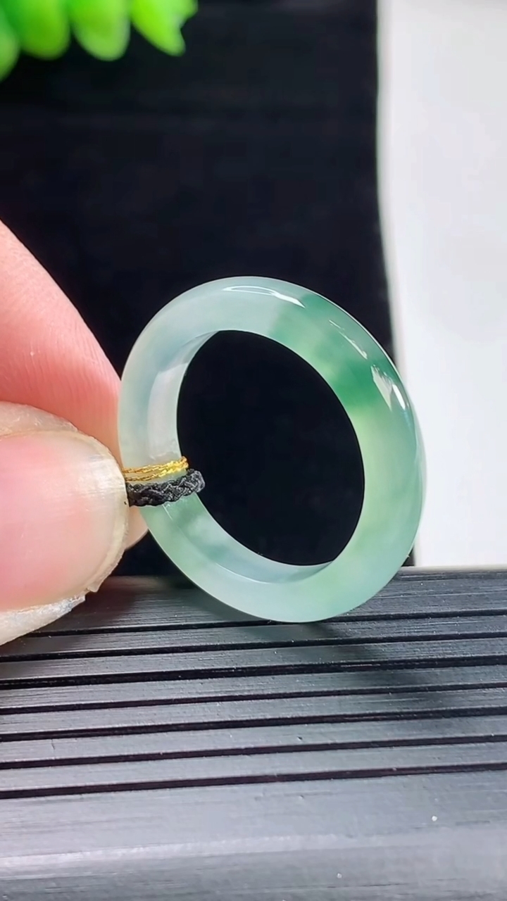 天然A货翡翠冰种飘花玉指环 戒指，尺寸19.6-4.2-3.5重量:3.39g2026年5月9日
工