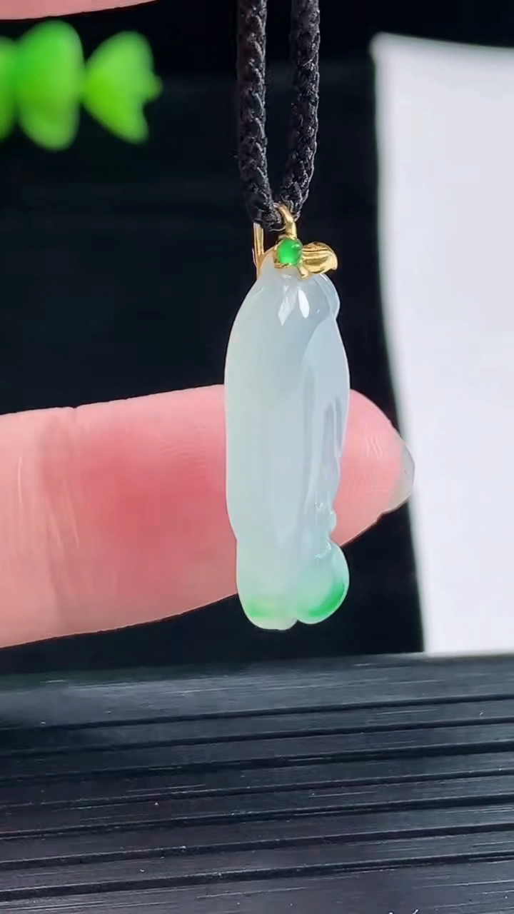 天然A货翡翠玉兰花吊坠，尺寸27-10.6-4.8重量:2.56g
5月9日